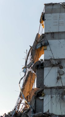 Hollanda, Amsterdam 'da gün batımında yıkılan bir binanın son parçası.
