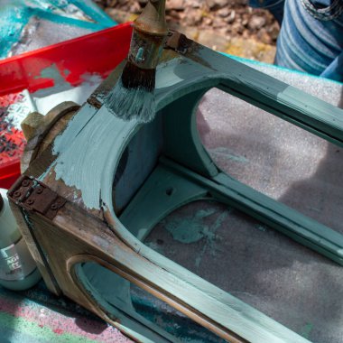 Kapanışta renkli bir kadının eli bir süs boyuyor.