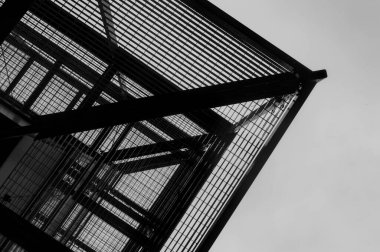 Aşağıdan çekilen bir binanın metal yangın merdiveni yapısı