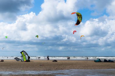 IJMUIDEN plajı, NETHERLANDS 23 Ağustos 2020. Uçurtma sörfçüleri küçük deniz kasabası Ijmuiden aan zee 'nin rüzgar ve dalgalarının tadını çıkarıyorlar.