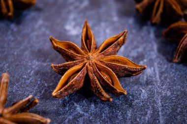 Karanlık bir yüzeye karşı yıldız anason tohumlarının yakın çekim görüntüleri.