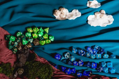 RPG zarları, şifon kumaşları ve evde bulunan şeylerden oluşan manzara resmi