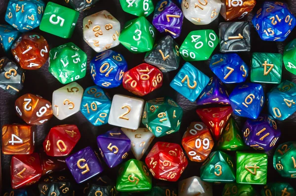 Renkli RPG zarlarının üst görünüm resmi