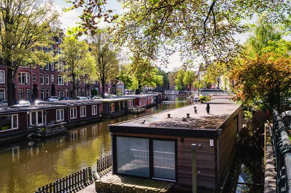 Amsterdam Netherlands May 2021 Amsterdam Canal Lined Houseboats Trees Day — Stockfoto