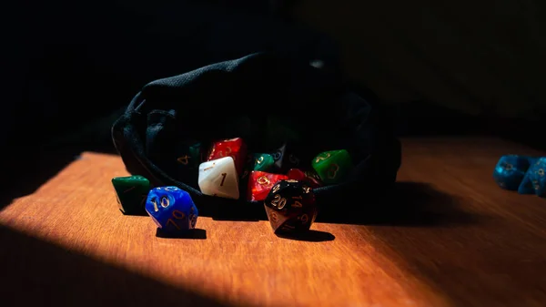 Horizontales Bild Eines Rot Schwarz Marmorierten Seitigen Rollenspielwürfels Vor Einem — Stockfoto