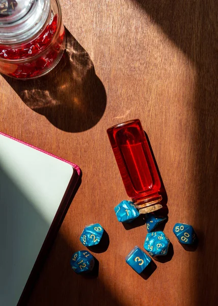 Вертикальное Изображение Набора Синих Мраморных Ролевых Кубиков Стеклянной Бутылки Красной — стоковое фото