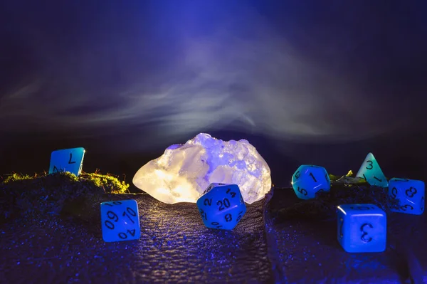 Изображение Светящегося Кристалла Соли Окружении Синих Ролевых Кубиков Фоне Шелковистого — стоковое фото