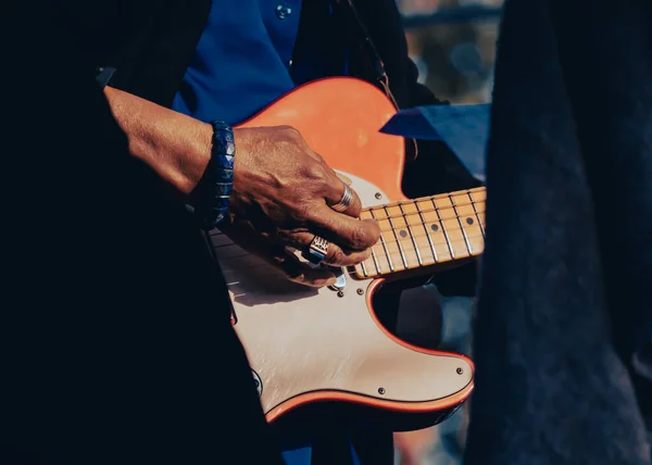 Imagem Close Uma Mão Alguém Cor Tocando Uma Guitarra Elétrica — Fotografia de Stock