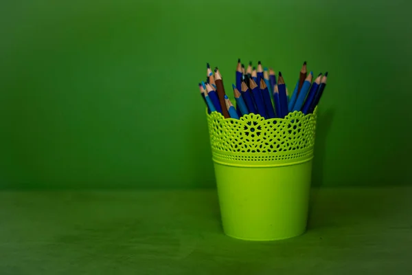 Crayons Bleus Dans Verre Vert Clair Sur Fond Vert Outils — Photo