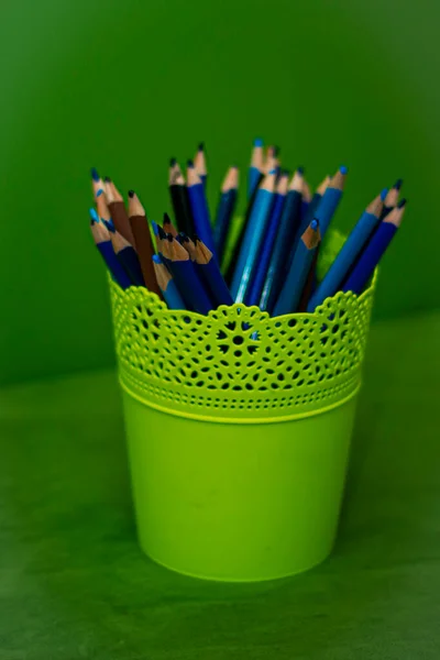 Голубые Карандаши Светло Зеленом Стекле Зеленом Фоне Инструменты Рисования Школьные — стоковое фото