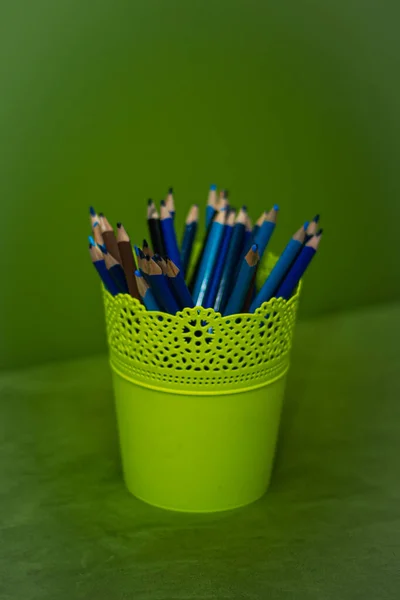 Blå Pennor Ett Ljusgrönt Glas Grön Bakgrund Ritverktyg Skolmaterial Kansli — Stockfoto