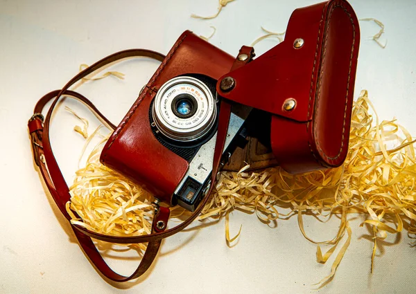 Ретро Камера Белом Фоне Старинная Камера Кожаный Чехол Коричневый Антиквариат — стоковое фото