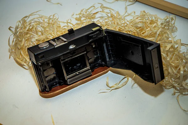 Beyaz Arka Planda Retro Kamera Klasik Kamera Deri Çanta Kahverengi — Stok fotoğraf