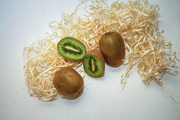 Kiwi Scheiben Auf Weißem Tisch Voll Und Halbfrüchte Verpackungsstroh Frische — Stockfoto