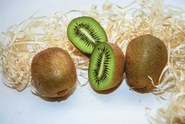 Kiwi Scheiben Auf Weißem Tisch Voll Und Halbfrüchte Verpackungsstroh Frische — Stockfoto