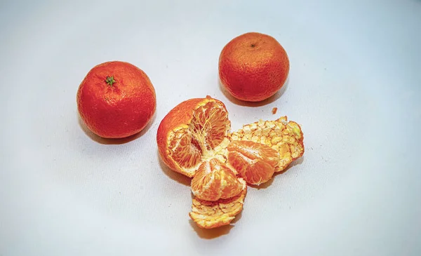 Mandarinenscheiben Auf Einem Weißen Tisch Orange Frische Zitrusfrüchte — Stockfoto