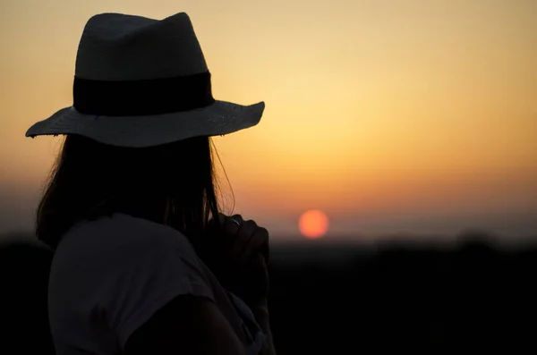 Ragazza Cappello Sera Tramonto Primo Pomeriggio Natura Cielo Ardente Pace — Foto Stock