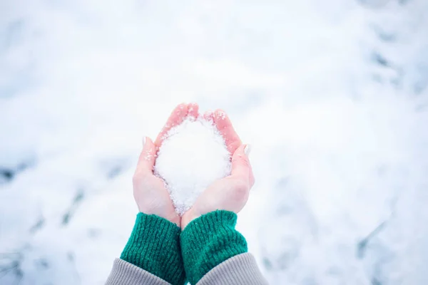 Sneeuw Handen Van Een Meisje Zonder Wanten Ijzige Dag Rode — Stockfoto