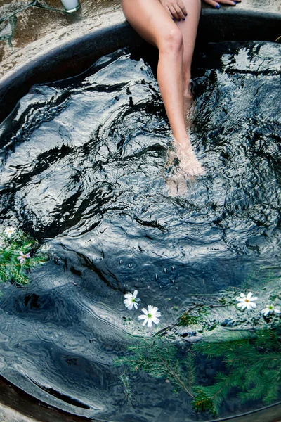 Дівочі Ноги Чавунному Чані Голкою Прозора Вода Ялинкові Гілки Квіти — стокове фото