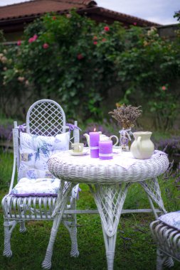 Masada lavantalı yemekler, Provence atmosferi, hasır bir masada beyaz tabaklarda kahve.
