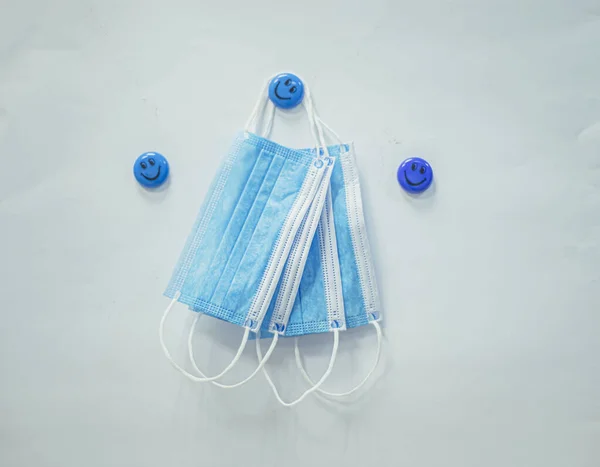 Синя Маска Обличчя Медична Захисна Маска Усміхненими Магнітами Шкільний Карантин — стокове фото