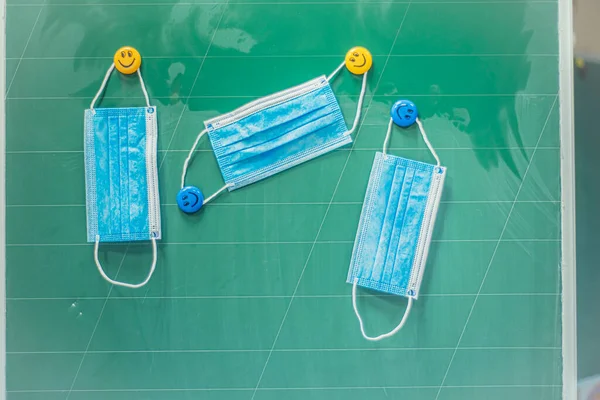 Medicinsk Skyddsmask Med Smiley Magneter Blå Ansiktsmask Skolkarantän Antivirus Skolbräda — Stockfoto