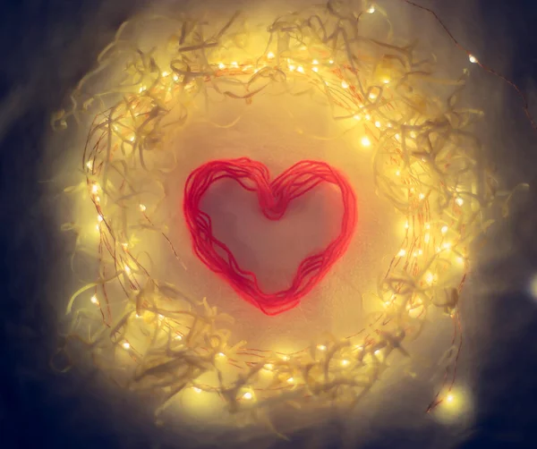 Κόκκινη Καρδιά Μια Γιρλάντα Λαμπερά Φώτα Διακοπές Του Αγίου Βαλεντίνου — Φωτογραφία Αρχείου