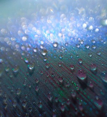 su damlaları, süper makro, mavi ve mor renkli, soyut bokeh, renk arkaplan resmi, dikey düzenleme