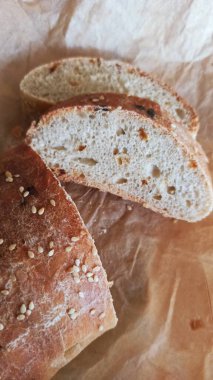 Kepekli ekmek, tohum, ev yapımı yemek, parşömen üzerindeki ekmek kırıntıları.