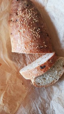 Kepekli ekmek, tohum, ev yapımı yemek, parşömen üzerindeki ekmek kırıntıları.