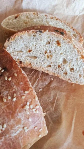 Kepekli ekmek, tohum, ev yapımı yemek, parşömen üzerindeki ekmek kırıntıları.