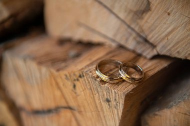 Ahşap bir arka planda alyanslar