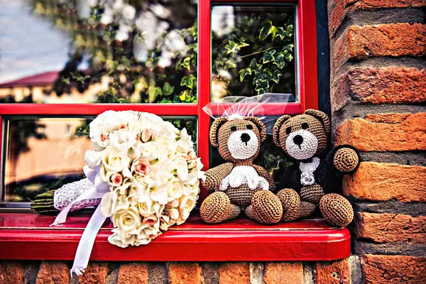 Brautstrauß Und Teddybärchen Frisch Verheiratet — Stockfoto