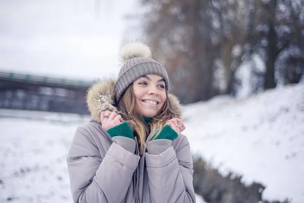 Девушка Зимней Куртке Зимой Счастливая Женщина Смеется Позитивные Эмоции — стоковое фото