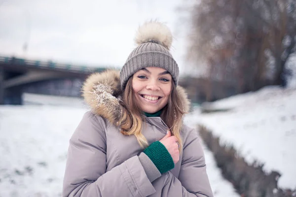 Девушка Зимней Куртке Зимой Счастливая Женщина Смеется Позитивные Эмоции — стоковое фото