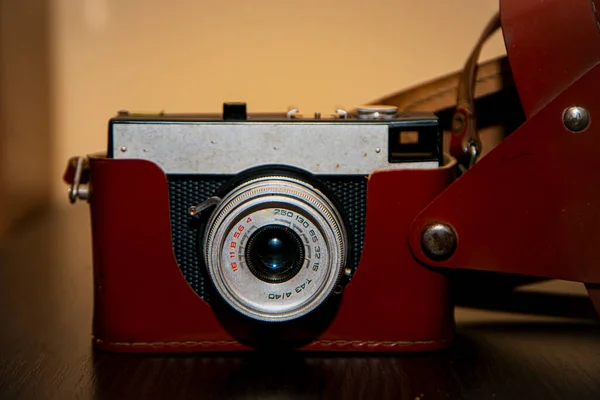 Fotografische Uitrusting Retro Camera Bruine Achtergrond Vintage Camera Leren Kast — Stockfoto
