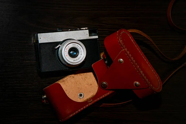 Fotoausrüstung Retro Kamera Auf Braunem Hintergrund Vintage Kamera Ledertasche Braun — Stockfoto