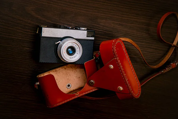 Fotoausrüstung Retro Kamera Auf Braunem Hintergrund Vintage Kamera Ledertasche Braun — Stockfoto