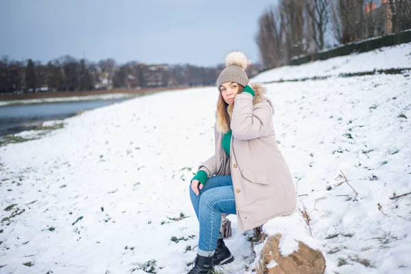 Flicka Vintern Sitter Ett Däck Kvinna Bakgrunden Floden Vintern Person — Stockfoto