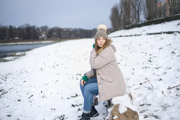 Una Ragazza Inverno Siede Ponte Una Donna Sullo Sfondo Del — Foto Stock