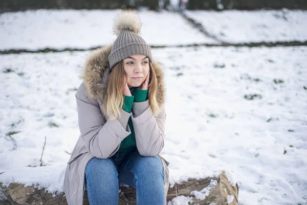 Una Ragazza Inverno Siede Ponte Una Donna Sullo Sfondo Del — Foto Stock