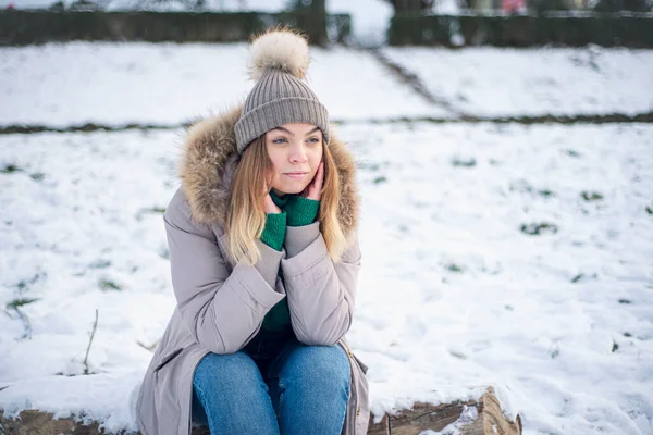 Una Ragazza Inverno Siede Ponte Una Donna Sullo Sfondo Del — Foto Stock