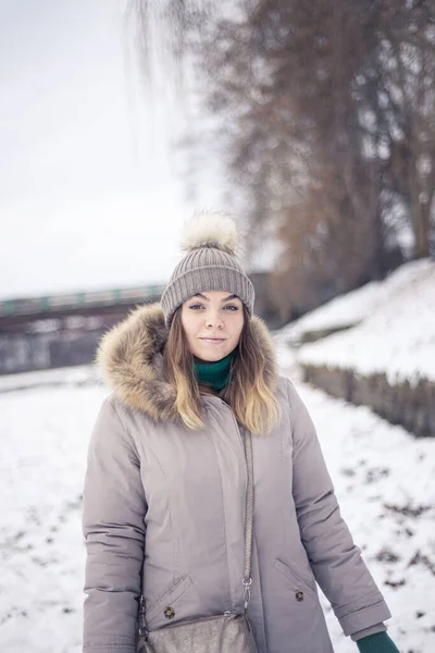 Ragazza Felice Nel Parco Gelido Ritratto Misterioso Una Donna Inverno — Foto Stock
