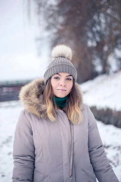 Счастливая Девушка Морозном Парке Загадочный Портрет Женщины Зимой Красивые Глаза — стоковое фото