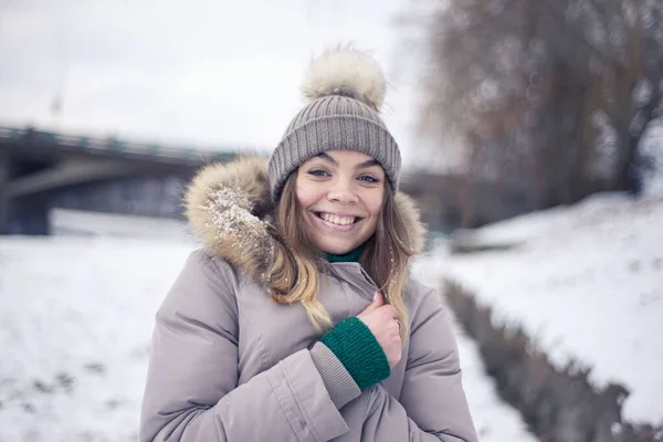 Ragazza Felice Nel Parco Gelido Ritratto Misterioso Una Donna Inverno — Foto Stock