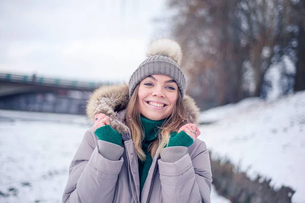 Ragazza Felice Nel Parco Gelido Ritratto Misterioso Una Donna Inverno — Foto Stock