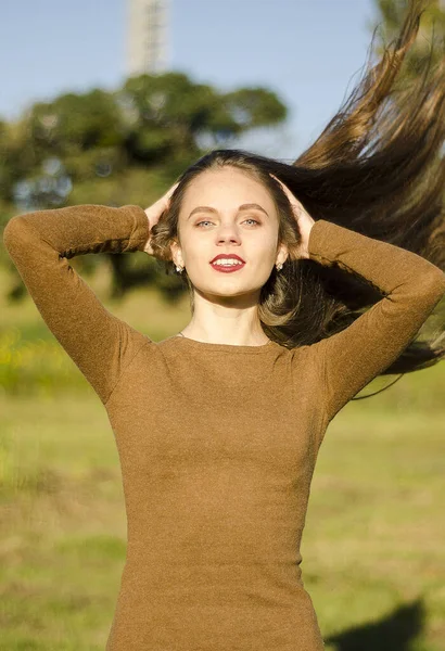 Portrait Une Belle Fille Été Sur Fond Parc Sensation Liberté — Photo