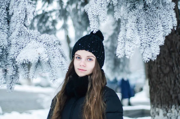 Geheimnisvolles Porträt Einer Frau Winter Der Blick Eines Mädchens Durch — Stockfoto