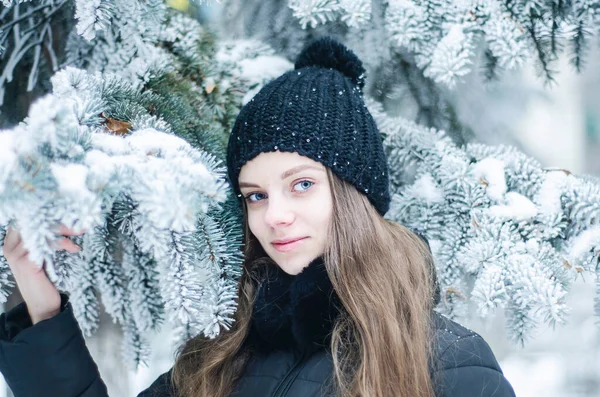 Загадочный Портрет Женщины Зимой Взгляд Девушки Сквозь Ледяные Ветви Красивые — стоковое фото