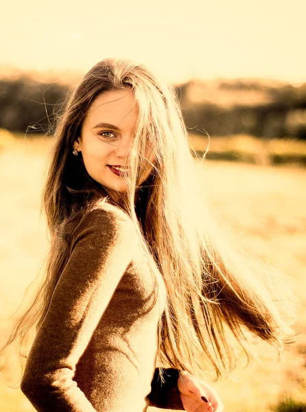 Portrait Une Belle Fille Été Sur Fond Parc Sensation Liberté — Photo